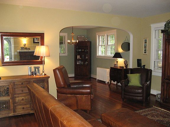 2nd image of 221 Bayard Ave