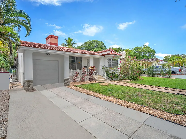 801 SW 24th Rd — Photo 2