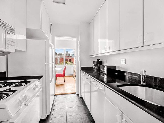 4th image of 20 E 9th St APT 14M