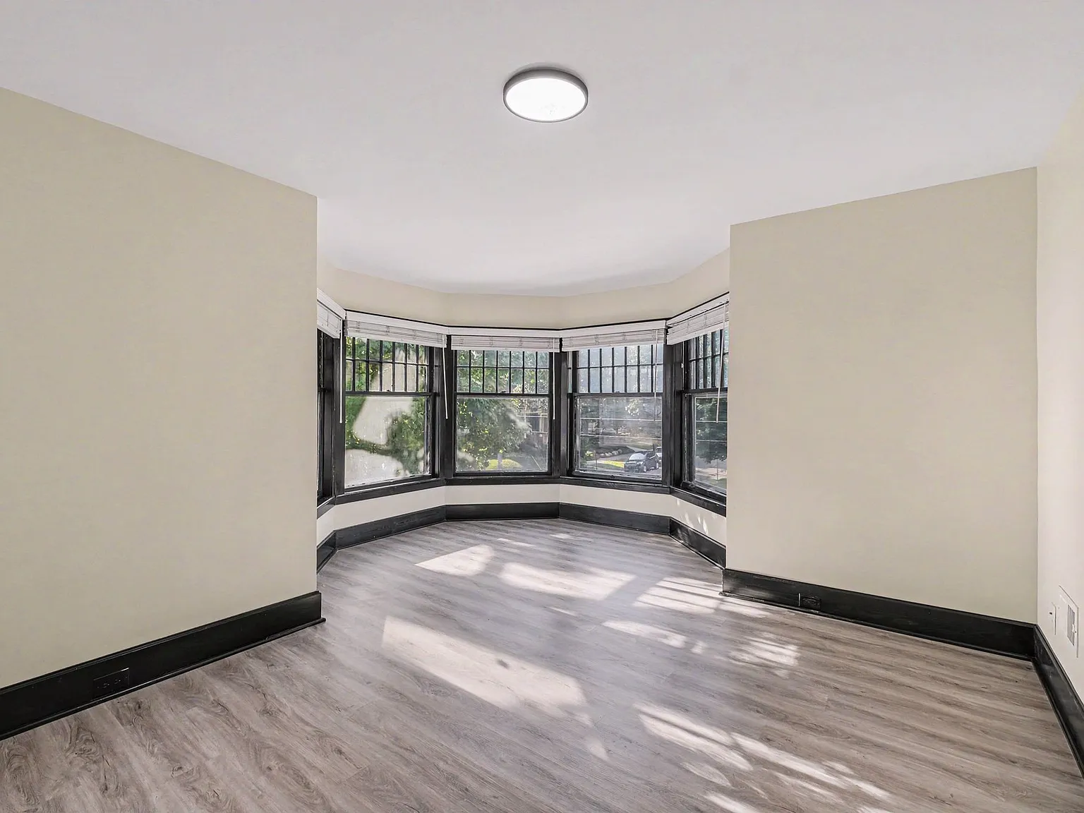2 bed, 768 sqft, $1,750 — Photo 2