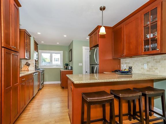 5th image of 79 Storrs Ave