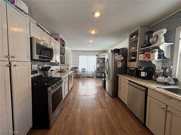 5th image of 171 Leslie St