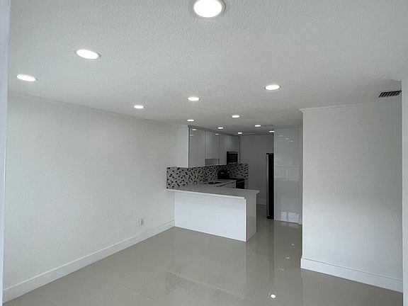 4th image of 15320 Sunset Dr APT 14-21