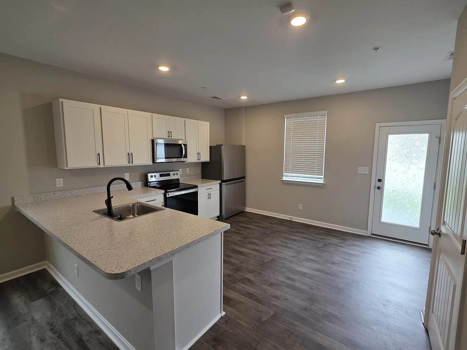 3 bed, 2.5 bath, 1432 sqft, $1,900 — Photo 4