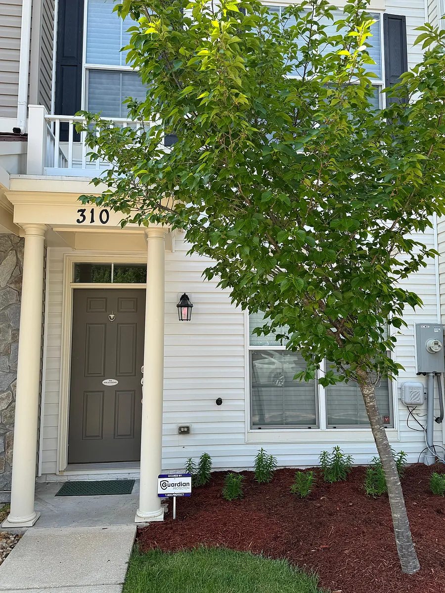 Building Photo - 310 White Oak Way Gln