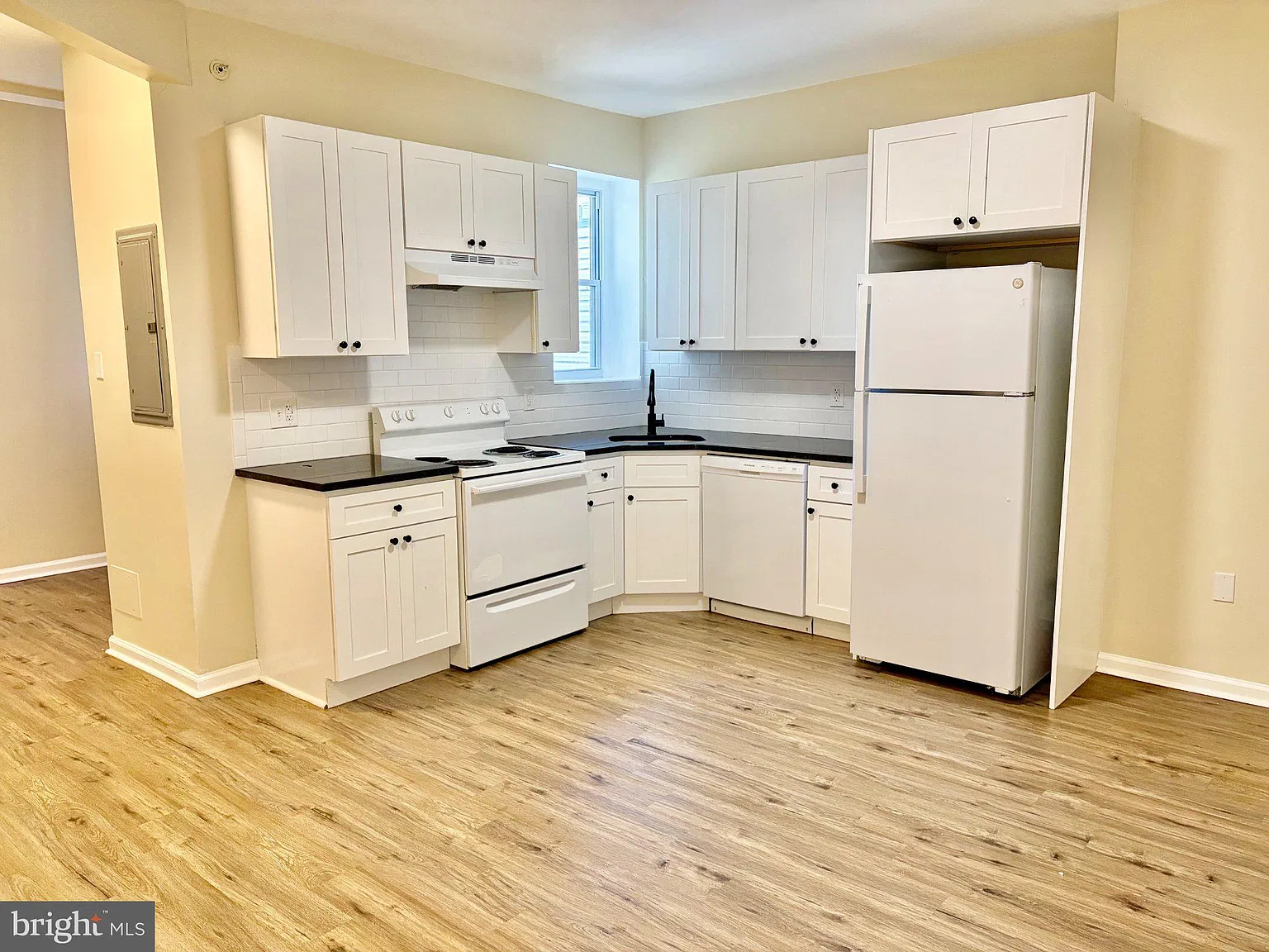 2 bed, 1.0 bath, 4773 sqft, $1,375 — Photo 1