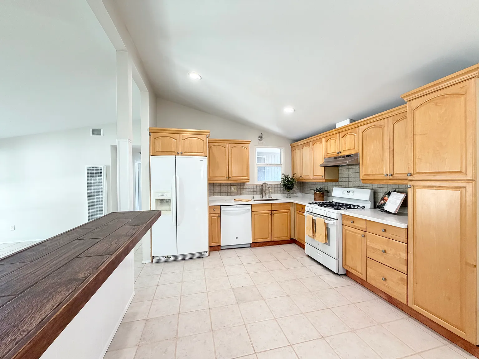 3 bed, 1100 sqft, $4,295 — Photo 4