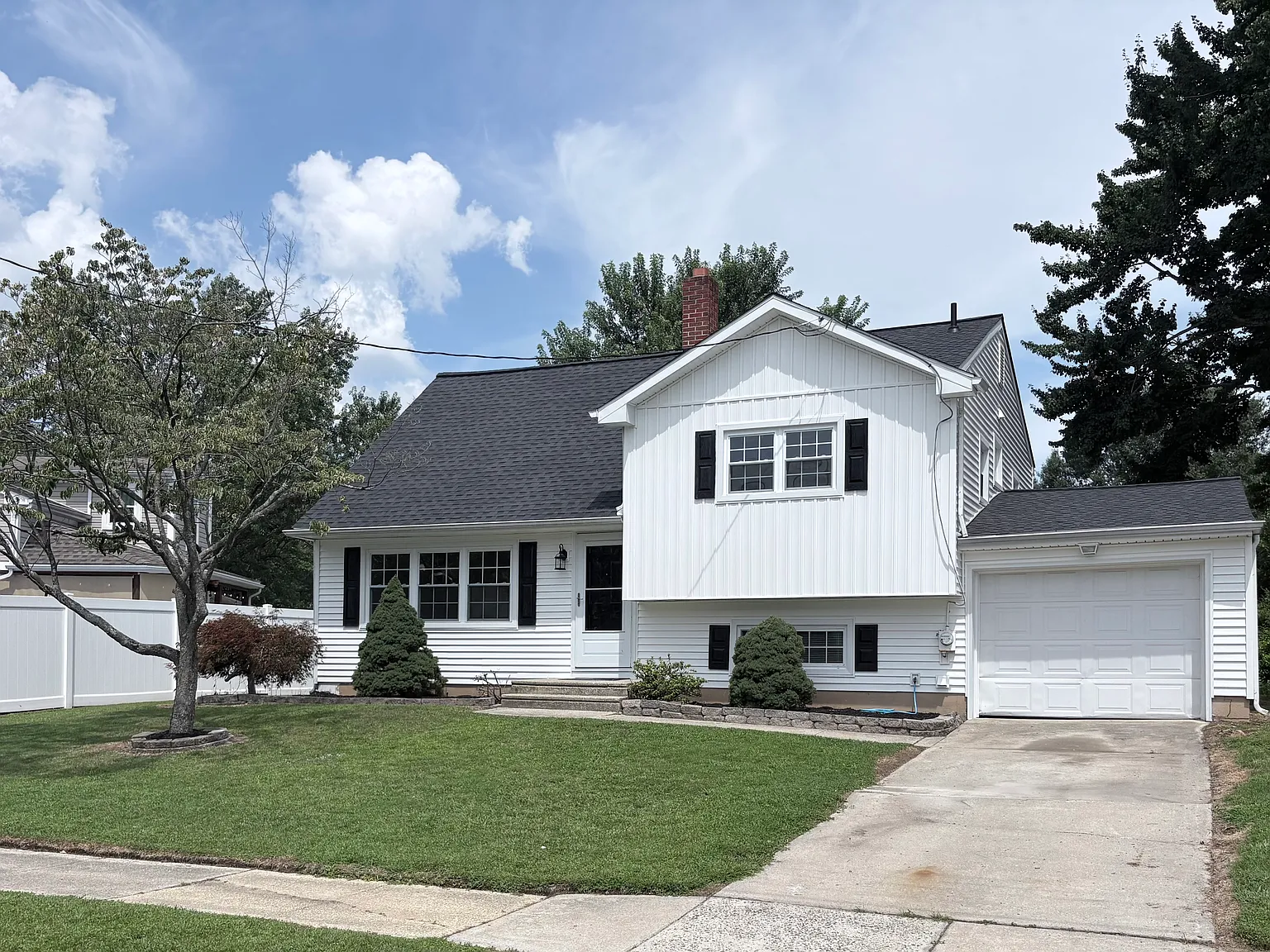 3 bed, 1.5 bath, 1656 sqft, $2,600 — Photo 2