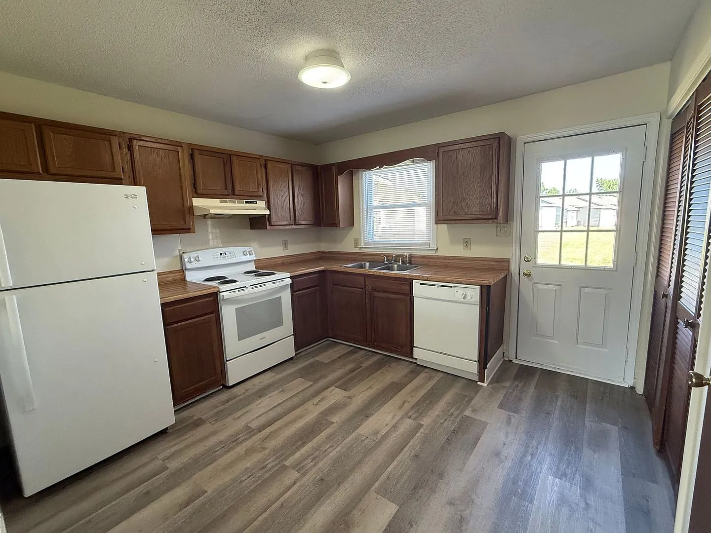 2 bedroom, 1 bath duplex. — Photo 2