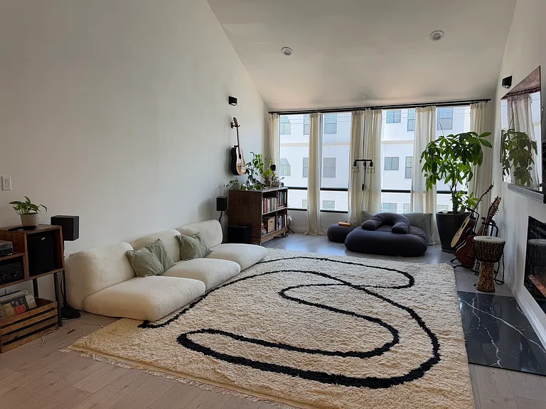 1900 Vine St #303 — Photo 2