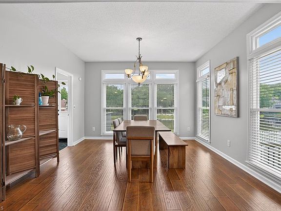4th image of 5 Park Village Ct
