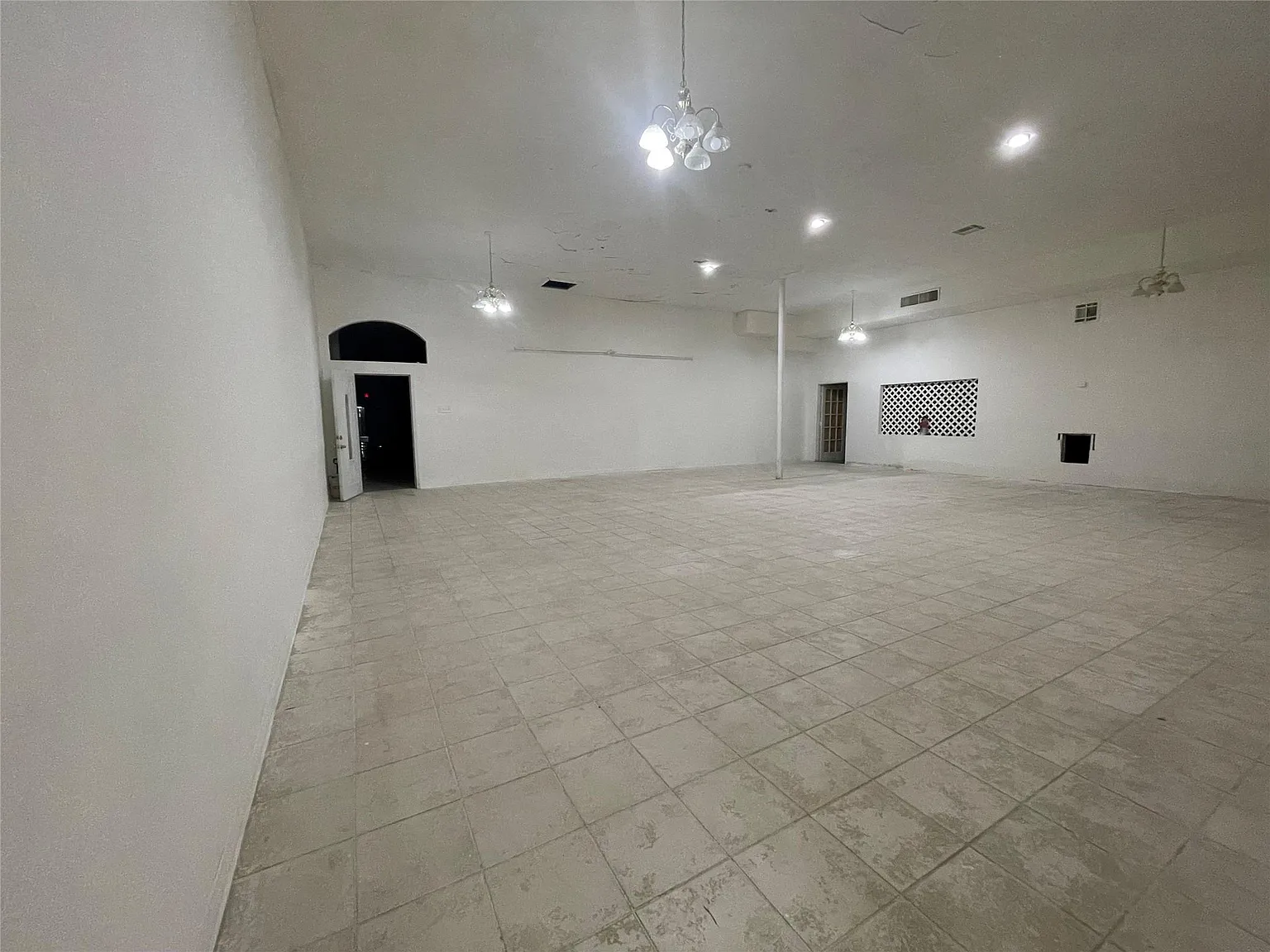6 bed, 3.0 bath, 10028 sqft, $5,000 — Photo 3