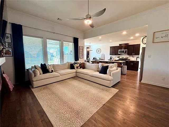 408 Lakeshore Vlg E — Photo 3