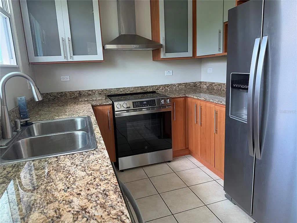 3 bed, 2.0 bath, 1559 sqft, $3,300 — Photo 3