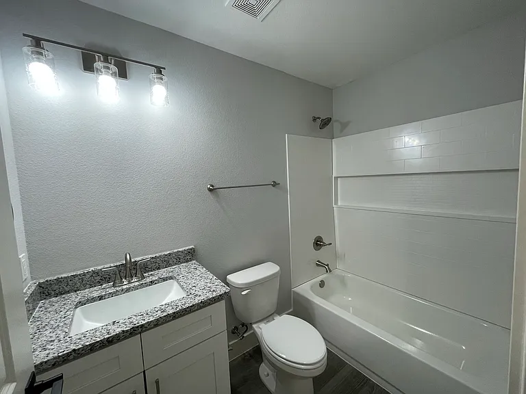 608 E 3rd St #2 — Photo 5