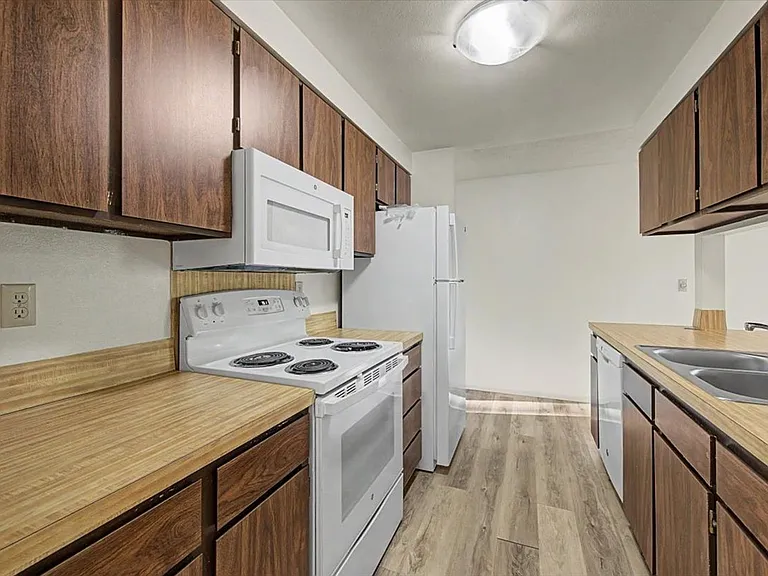 1079-1089 S Leadville Ave — Photo 7