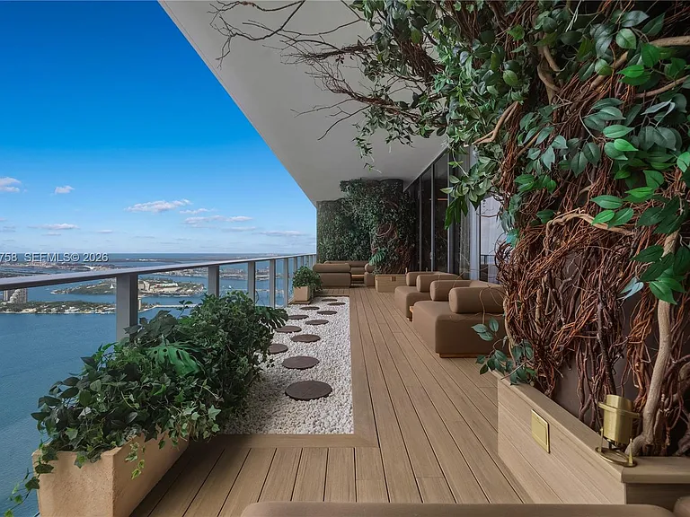 700 NE 24th St #Penthouse 5902 — Photo 2