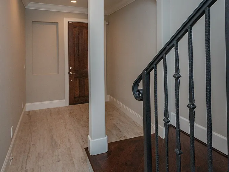 665 E Jackson St — Photo 3