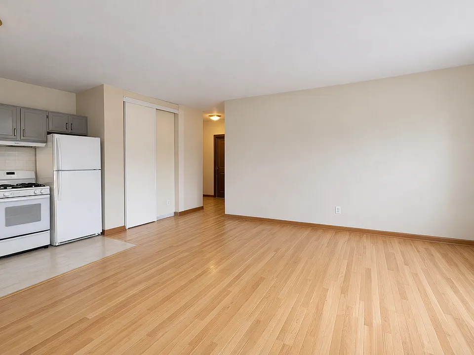 327 University Ave SE #204