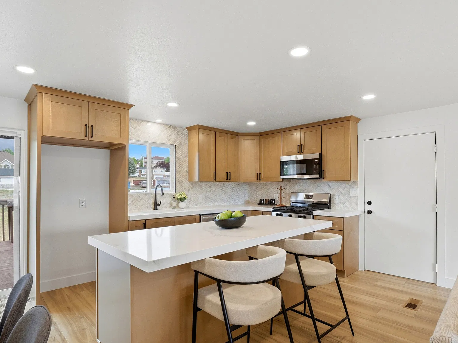 6 bed, 2798 sqft, $3,950 — Photo 4