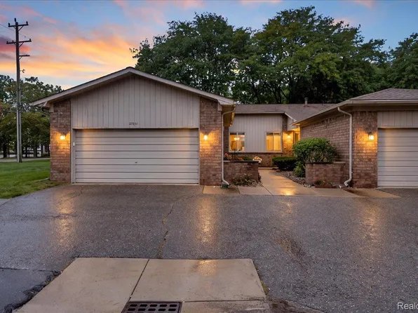 27011 Lincolnshire Dr, Southfield, MI 48034