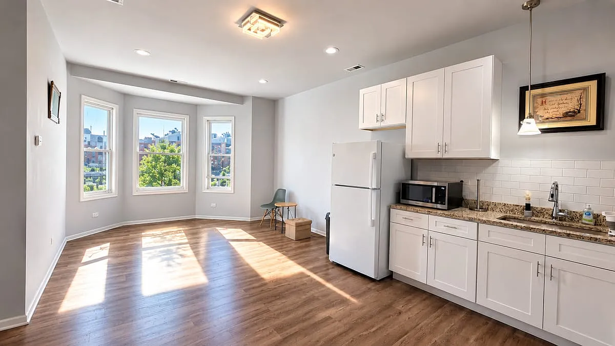3 bed, 1000 sqft, $1,700 — Photo 1