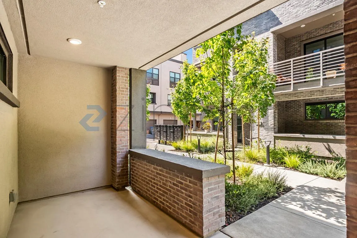 2 bed, 2.5 bath, 1658 sqft, $5,880 — Photo 4