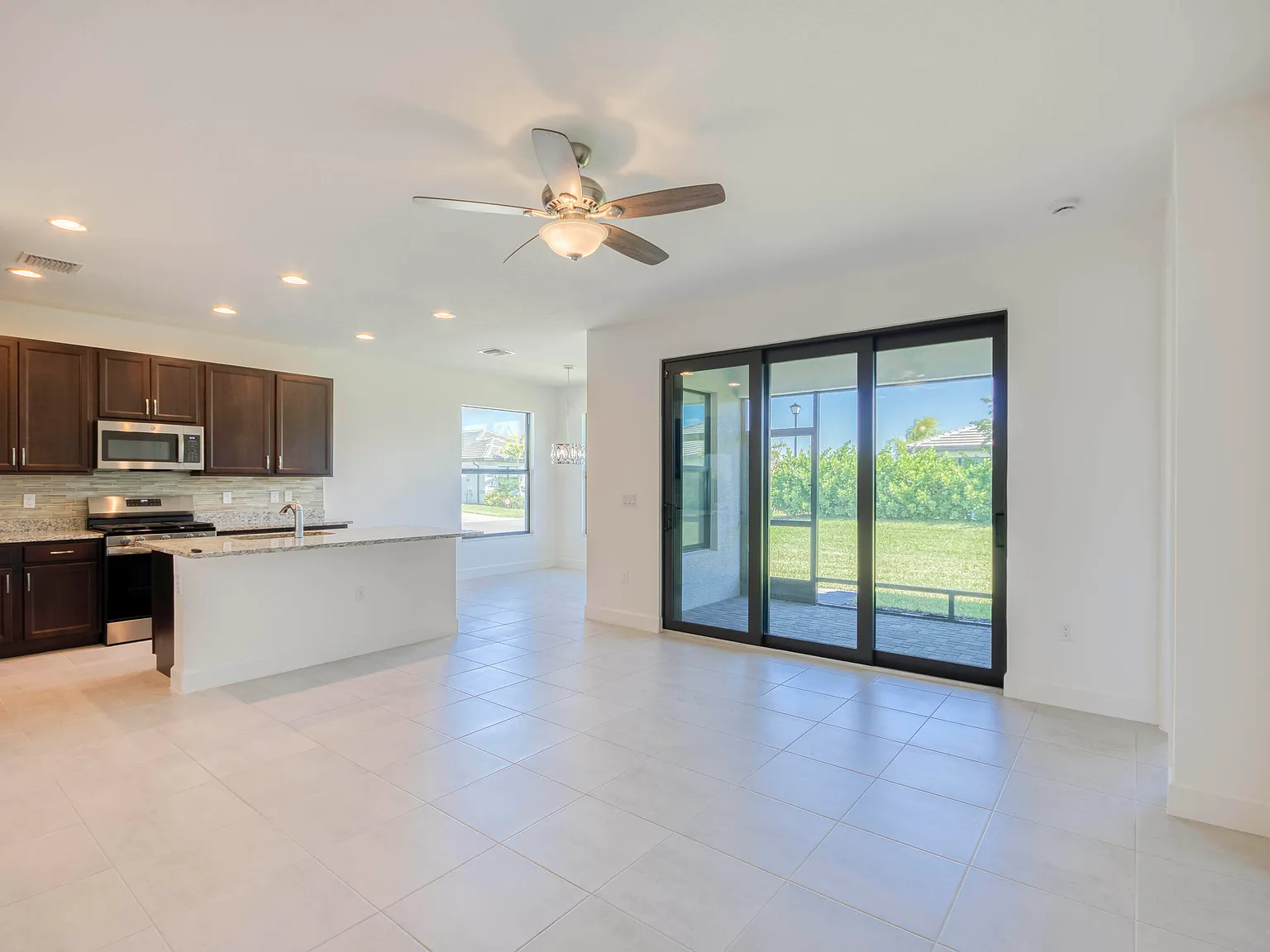 2 bed, 2.0 bath, 1355 sqft, $2,900 — Photo 4