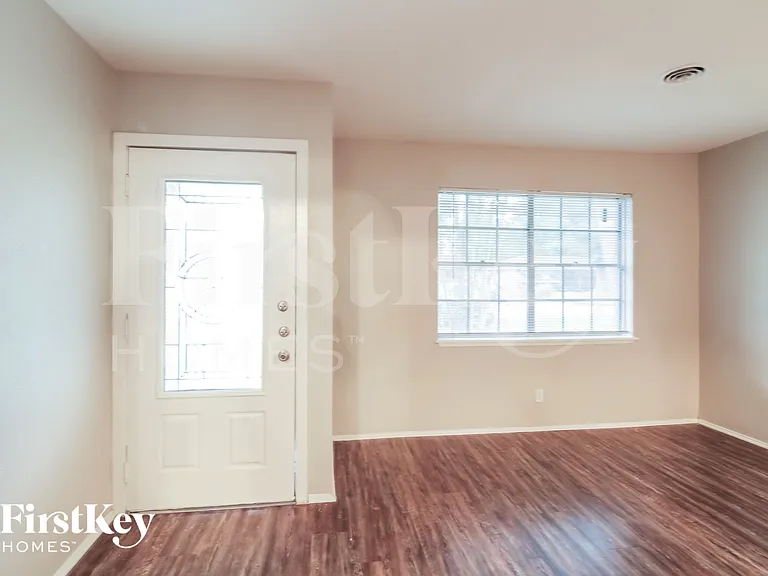 4415 Akard St — Photo 3