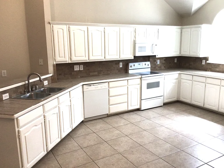 1208 Marchant Pl — Photo 3