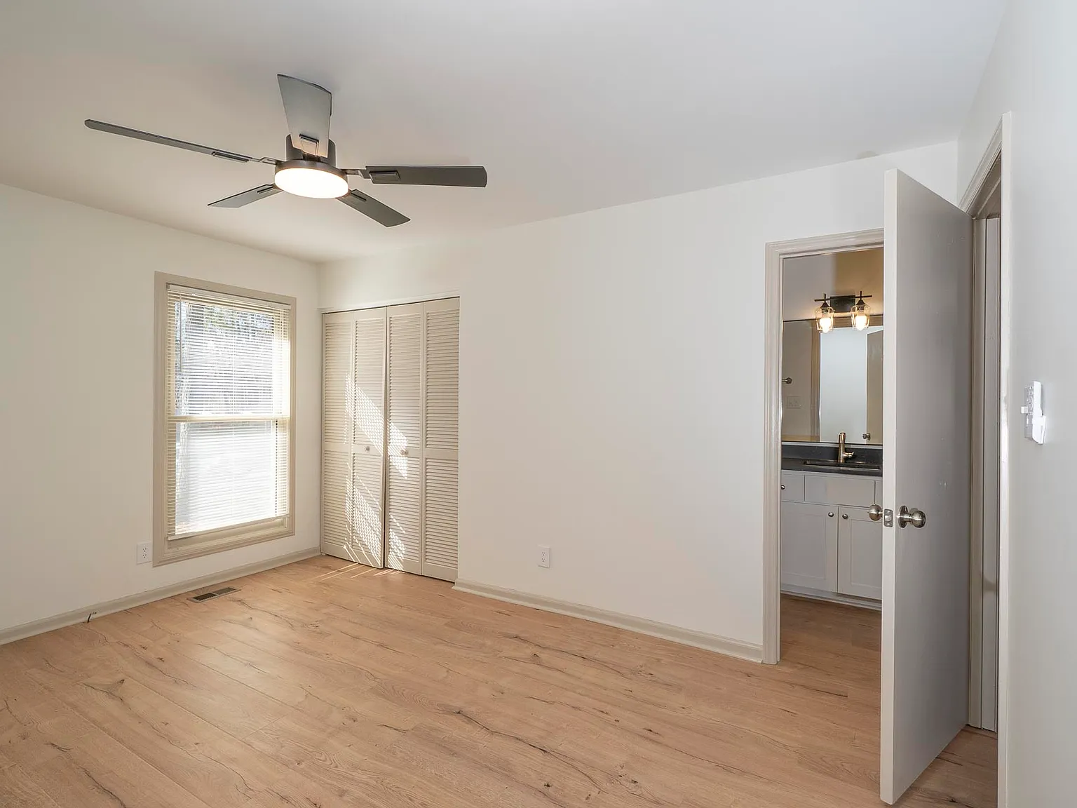 2 bed, 900 sqft, $1,600 — Photo 3