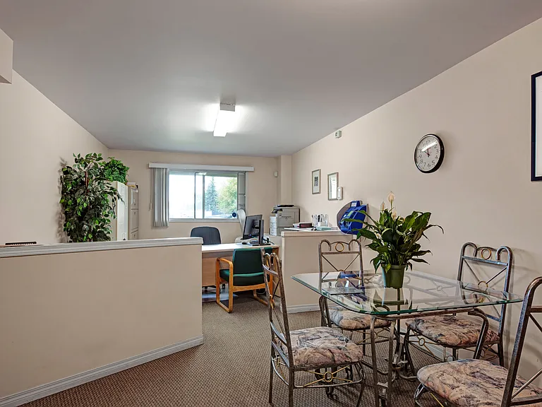 96 Grosvenor Blvd — Photo 17