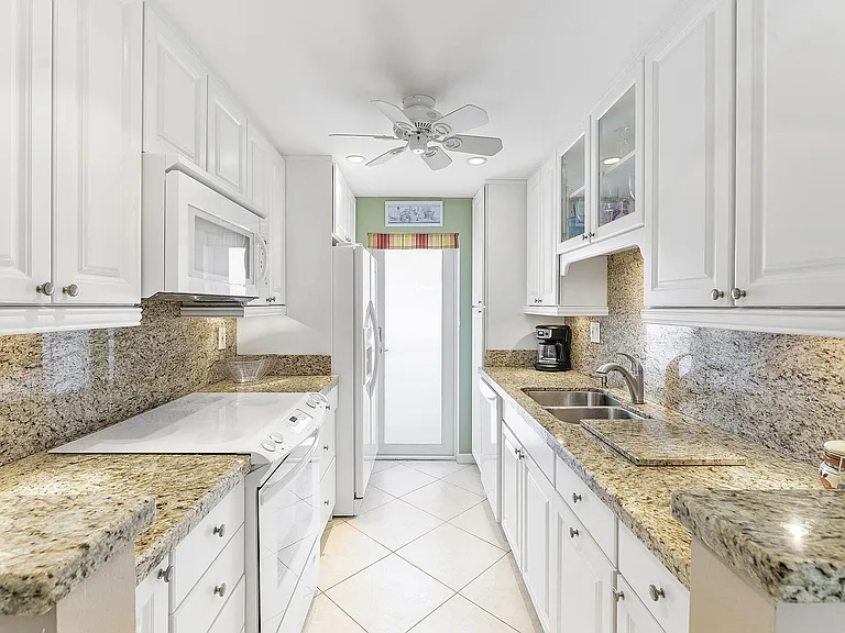101 NE 19th Ave #208 — Photo 8