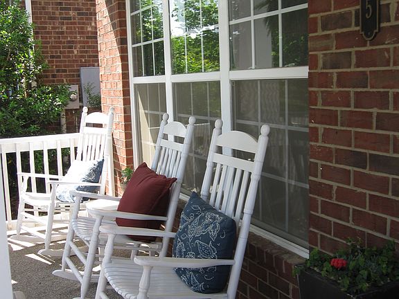 3rd image of 425 Meadowcrest Cir