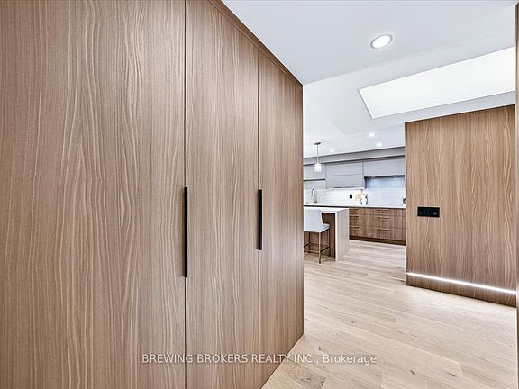 5th image of 3600 Yonge St #737
