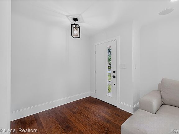 3rd image of 2768 Hillendale Dr
