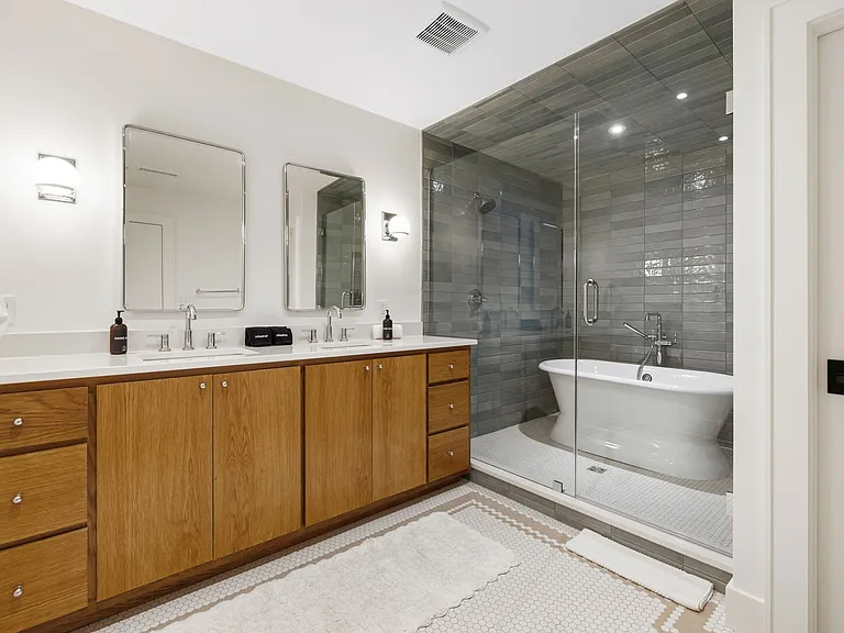 NW D St — Photo 20