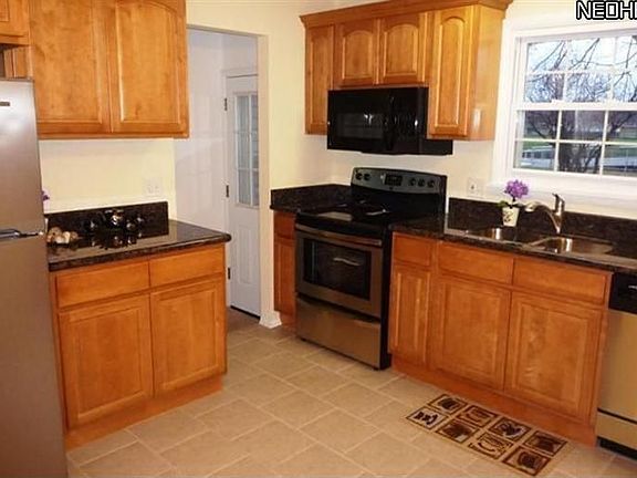5th image of 920 E 346th St