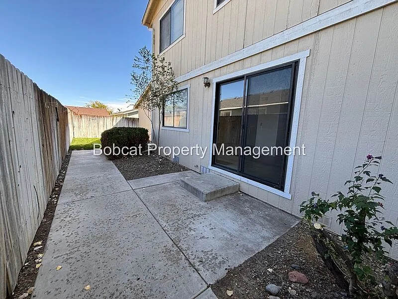 2 bed, 1.0 bath, 900 sqft, $1,545 — Photo 2