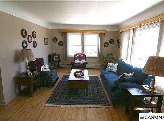 3rd image of 706 E Oak Ave
