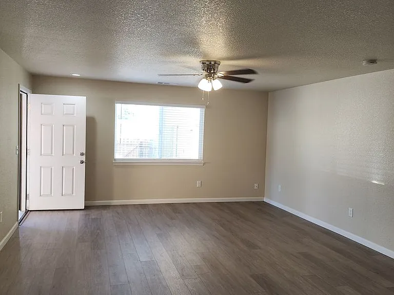 1344 Sunrise Ave — Photo 2