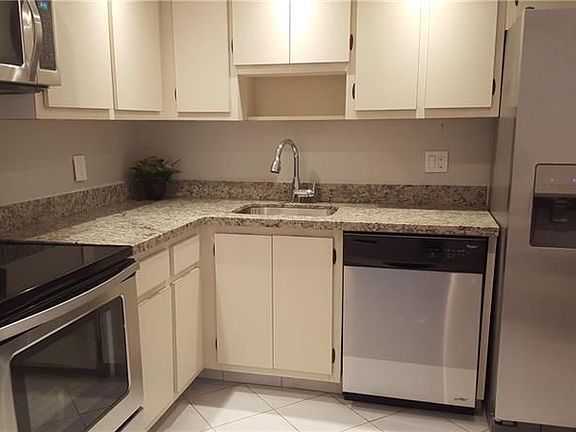 3rd image of 3970 Oaks Clubhouse Dr APT 310