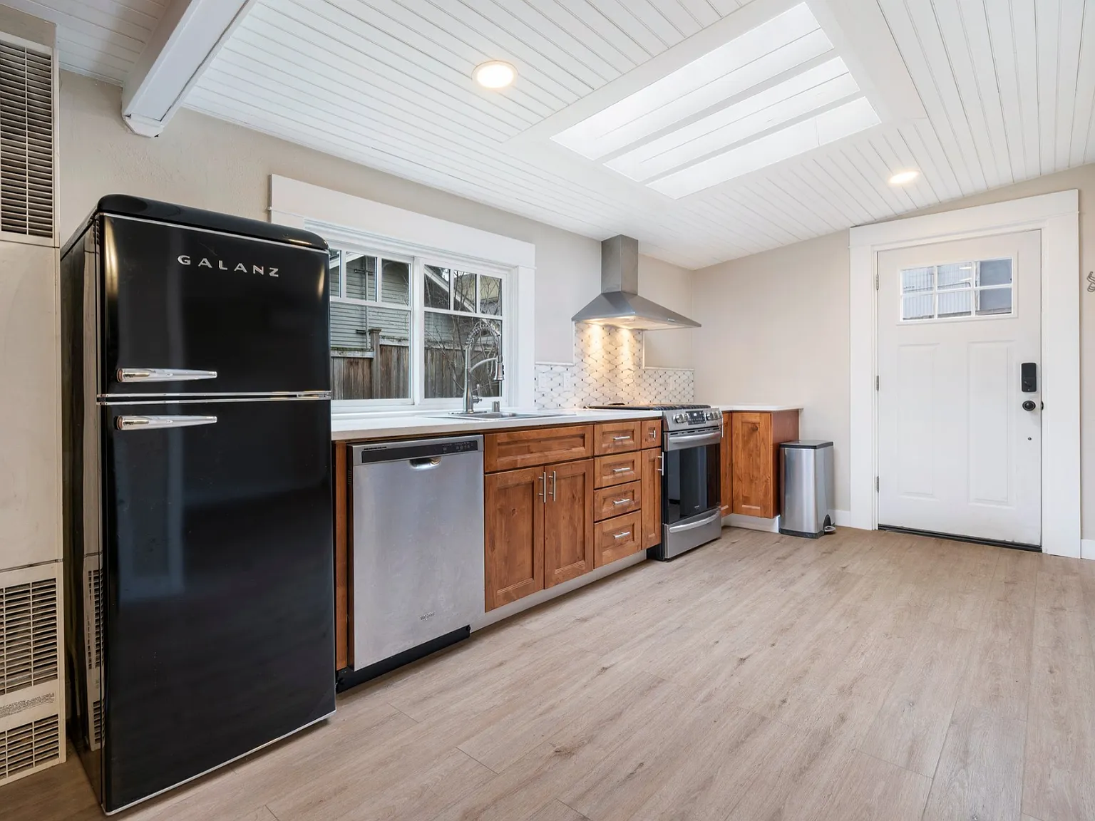 1 bed, 850 sqft, $1,950 — Photo 3