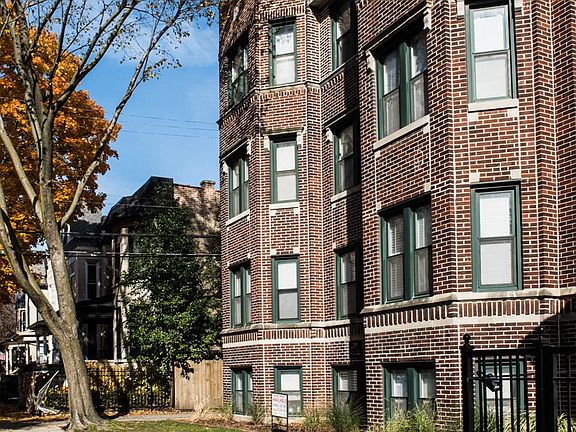 2nd image of 3839 N Greenview Ave APT Gdn