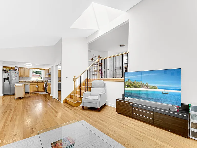 319 Park Dr — Photo 4