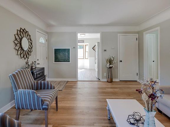 5th image of 6701 Cloverdale Ave