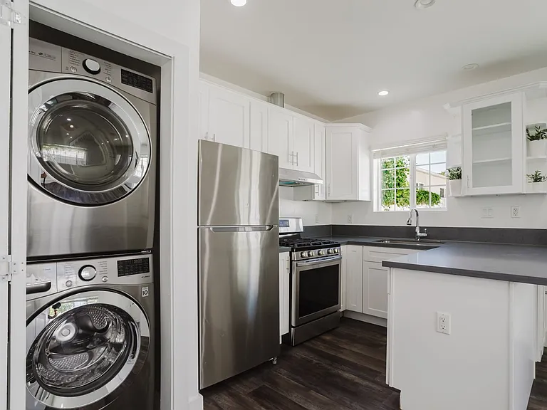 13521 Hamlin St — Photo 12