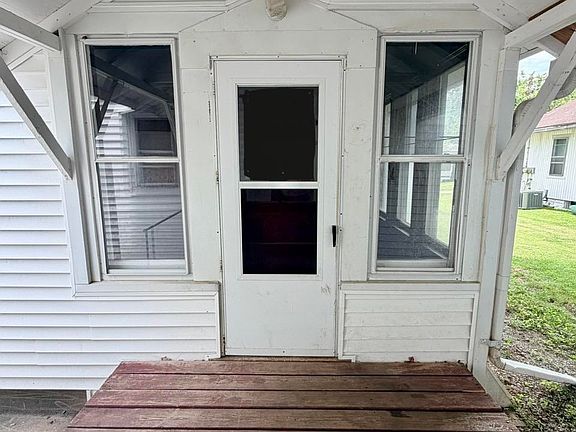 5th image of 209 Douglas St