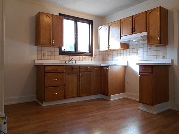 5th image of 216 Ericson Ave