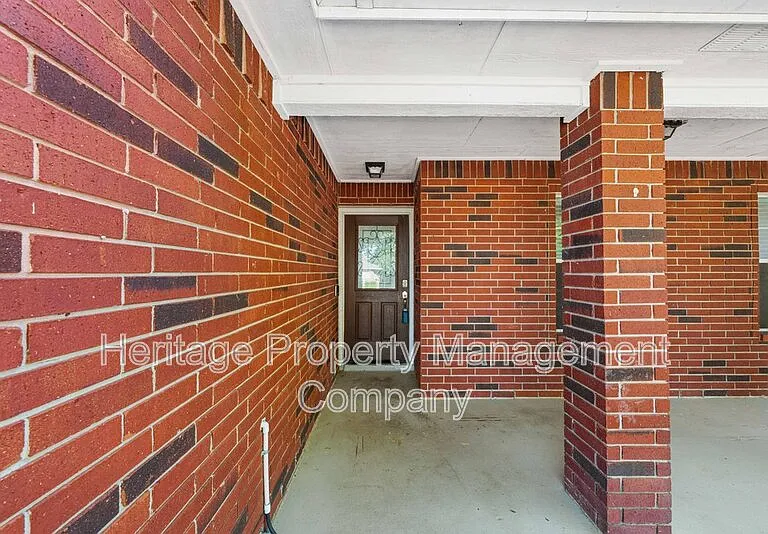 719 Eagle Trl — Photo 3
